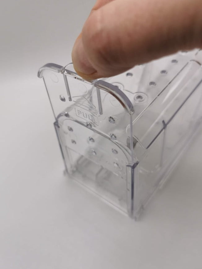 Ködertür der transparenten Lebendfalle öffnen