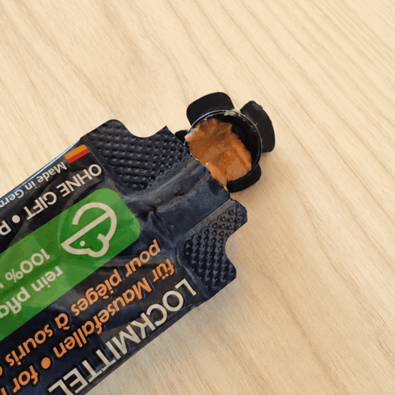 Köder mit einem kleinen Spatel in den Halter geben